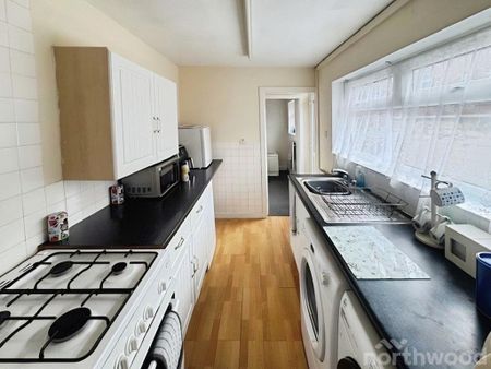 2 bedroom end of terrace house to rent - Photo 4