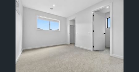 Brand-new Family Living in the Heart of Cranbourne East - Photo 4