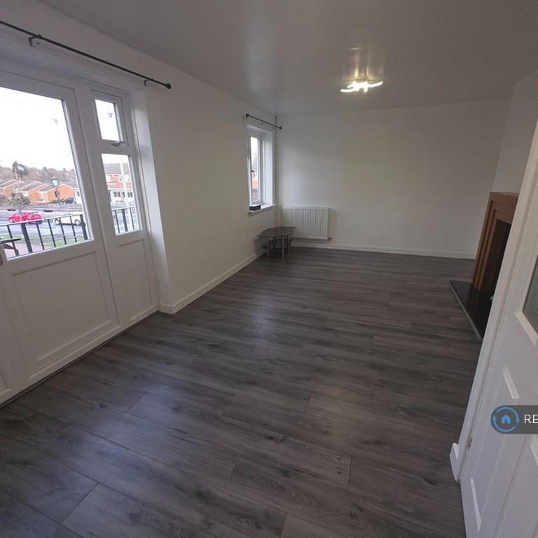 3 bedroom flat to rent - Photo 1