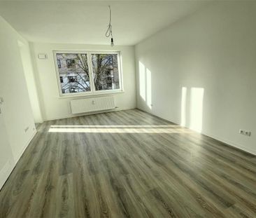 Moderne 3-Zimmer-Etagenwohnung mit Laminat und großem Balkon in Wol... - Photo 2