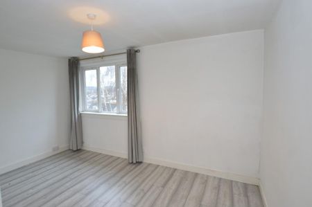 3 bedroom flat to rent - Photo 2