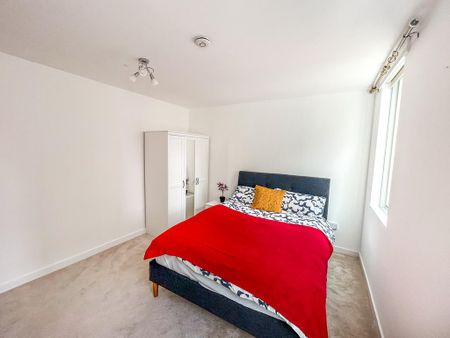 3 bedroom flat to rent - Photo 4
