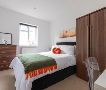 3 Bed Flat, Gunnersbury Avenue, W5 - Photo 3