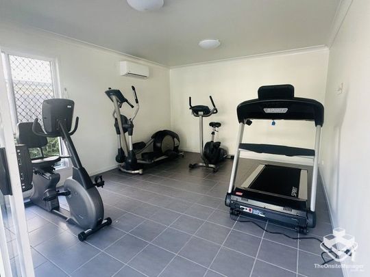 Townhouse - 4 Bedrooms, 3 Bathrooms, Double Lock up Garage - Photo 1