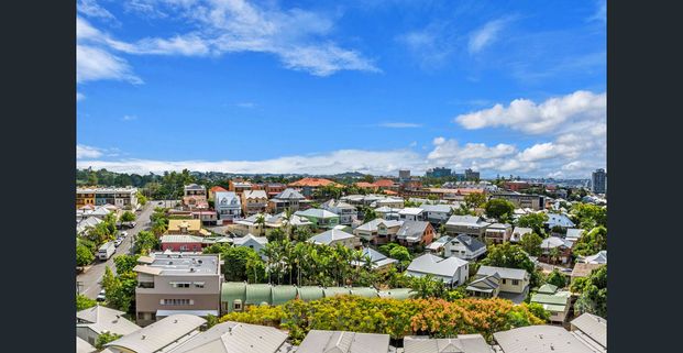 Top Floor Apartment with Sunny North-Facing Views - Photo 1