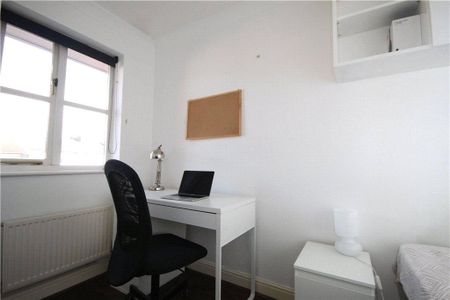 4 bedroom end of terrace house to rent - Photo 4