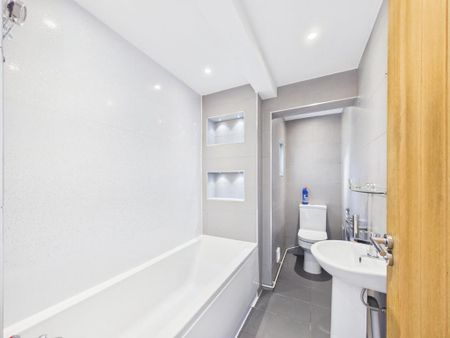 2 bedroom maisonette to rent - Photo 5