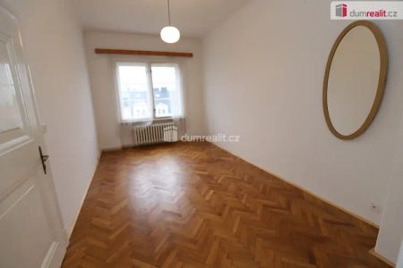 Prostorný slunný byt 4+1 ve třetím patře secesní cihlové budovy v centru Karlových Varů - Фото 2