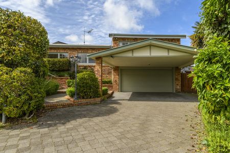 Large Family home with Geothermal Pool - Matua - Photo 2