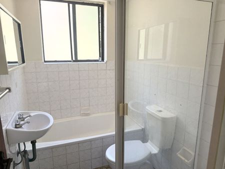 Spacious 2 bedrooms unit - Photo 5