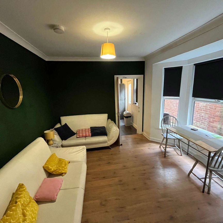 5 bedroom house share near Hull Royal Room 2 - Photo 1