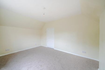 3 bedroom end of terrace house to rent - Photo 4