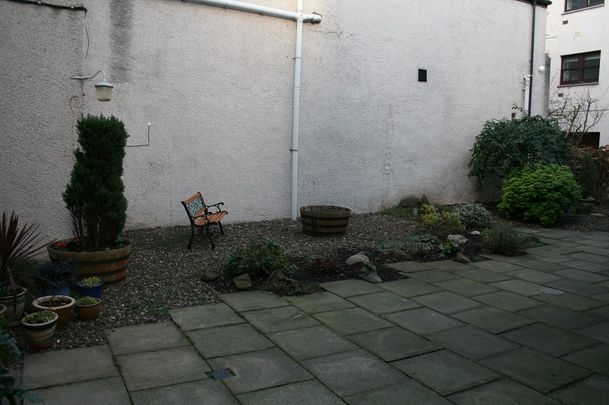 IMMACULATE 2 BEDROOM FLAT – BROCHTIE COURT, BROUGHTY FERRY - Photo 1