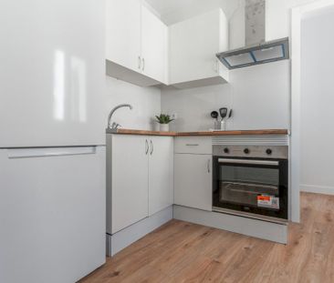 Bright room with balcony on Redondilla Street - Photo 3