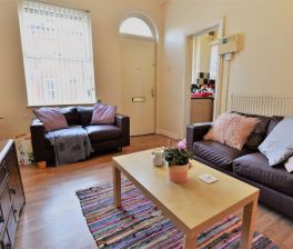 2 bedroom House in Harold Place, Leeds - Photo 4