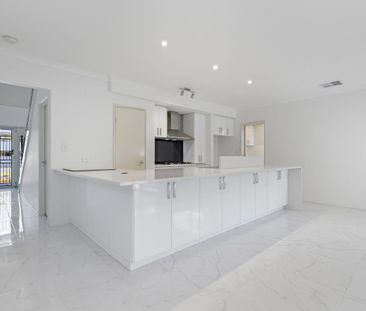 Modern townhouse near it all! - Photo 3