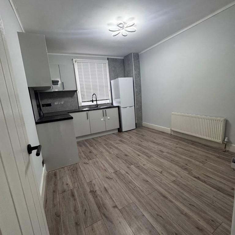 3 bedroom flat to rent - Photo 1