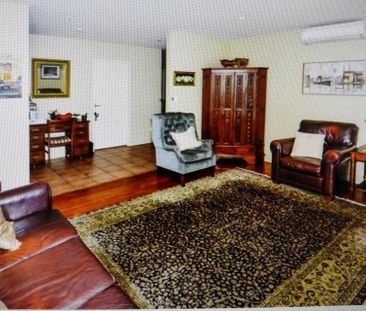 golden circle town house - Photo 4