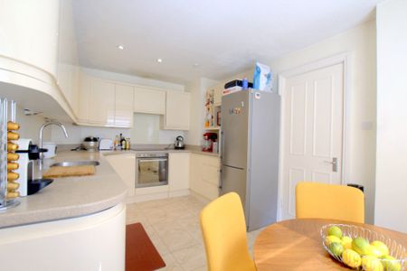 2 Bedroom Mid Terraced House, Holm Oak Close, Putney - Photo 5