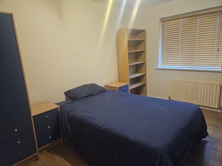 Room in a Shared Flat, High Road, N11 - Photo 3
