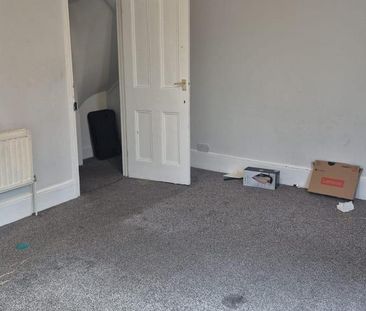 3 bedroom flat to rent - Photo 4