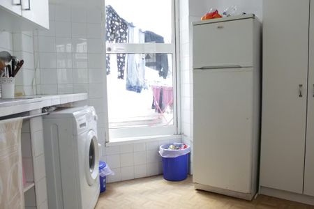 Calle Azafrán, Sevilla, Andalusia 41003 - Photo 5