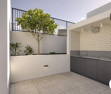 Stylish, furnished apartment with stunning rooftop facilities! - Photo 2