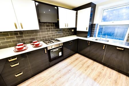 Delph Mount, Woodhouse - Photo 2