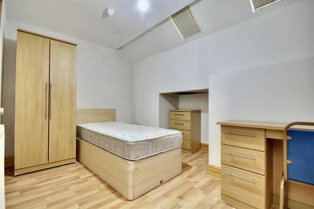 Sandringham Suites & Apartments, Southsea - Photo 4