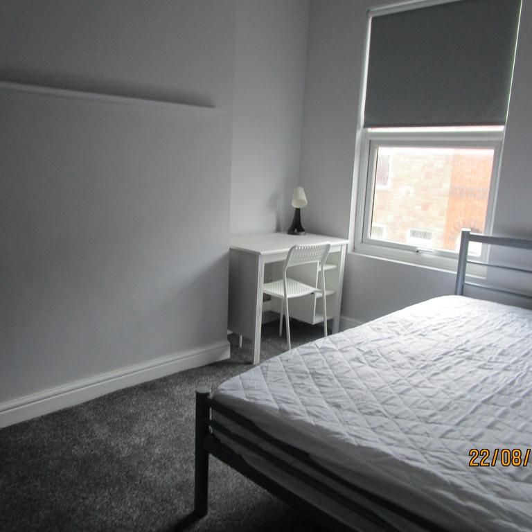 4 bedroom terraced house to rent - Photo 1