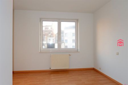 Lichtrijk appartement met 2 slaapkamers te huur in hartje Kortrijk - Photo 3