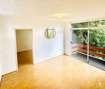 Quiet 1-Bedroom Apartment with Parking in Small Block – Ideal Long-... - Photo 1