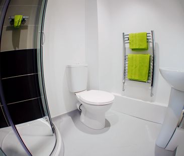 Large En-Suite - Photo 2