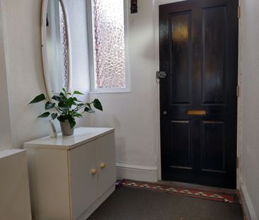 Double Room- Just off Gloucester Road - Photo 5