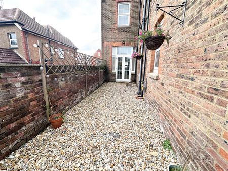 2 bedroom flat to rent - Photo 4