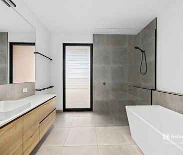 Timeless Design Meets Curated Luxury - Just 5km from Echuca - Photo 4