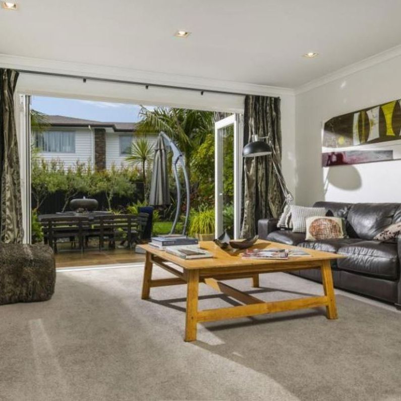 Greenhithe, 2 Oscar Road - Photo 1