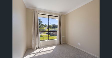 Spacious Four Bedroom Home in a Peaceful Coastal Setting - Photo 3