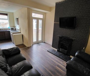 4 bedroom semi-detached house to rent - Photo 1