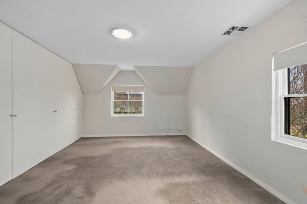 Architecturally designed townhouse with stunning views in Milton Park Country Estate. - Photo 1
