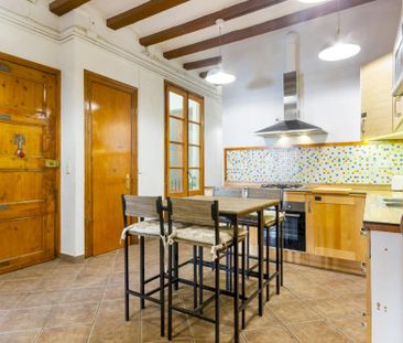 Outside room with balcony facing George Orwell Square in Barcelona'... - Photo 3