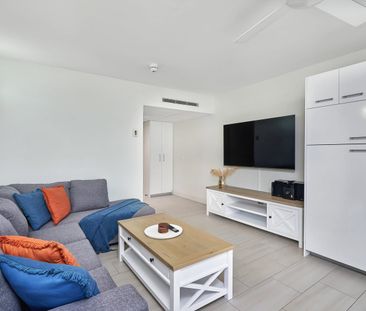 Fully Furnished 2 bedroom Fourth Floor Apartment Palm Cove - Photo 2