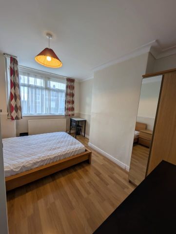 3 Bed Semi-Detached House, Kelso Gardens, LS2 - Photo 5