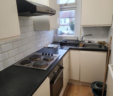 Studio Flat, Green Lane, IG3 - Photo 6