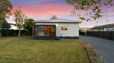 Spacious 3 Bedroom Family Home for Rent in Takanini - Photo 2