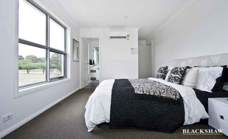 Charming Three bedroom Townhouse - Photo 3
