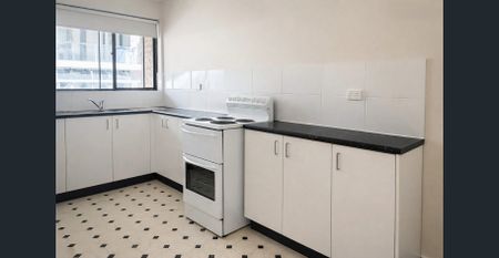 Walking distance to shops & station ! - Photo 3