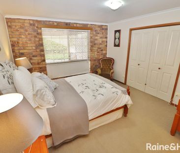 Large 4 Bedroom Home - Photo 2