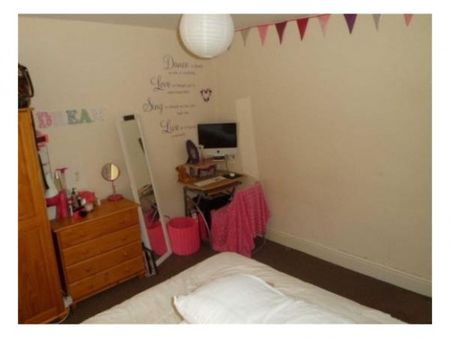 5 BEDS SEMI DETACHED HOUSE IN FANTASTIC LOCATION - Photo 4