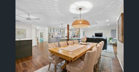 STEP INSIDE AND BE IMPRESSED Rent $710.00 until 29/3 then $820.00pw - Photo 5